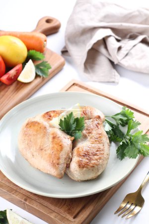 Téléchargez les photos : Poitrine de poulet frit aux légumes - en image libre de droit