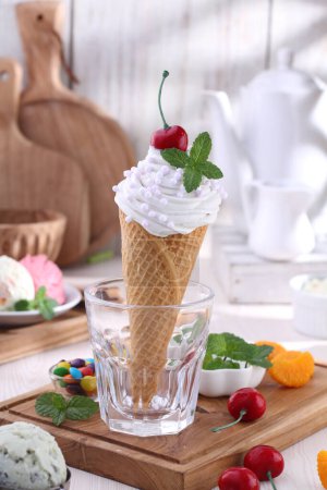 Foto de Delicioso helado con cono de gofre y frutas frescas - Imagen libre de derechos
