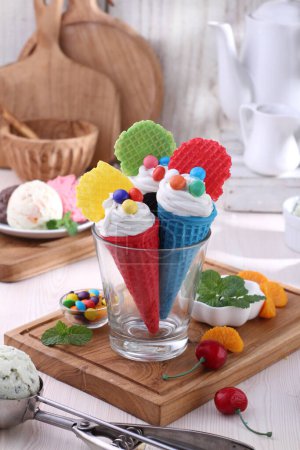Foto de Delicioso helado con bayas y frutas en la mesa - Imagen libre de derechos