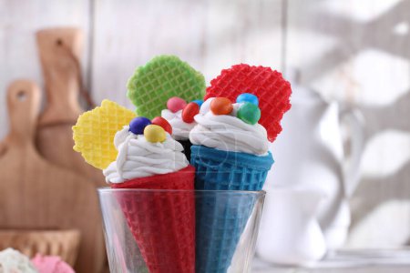 Foto de Conos de helado coloridos - Imagen libre de derechos