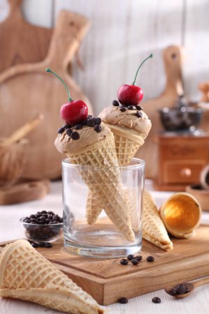 Foto de Sabroso helado con conos de gofre en la mesa - Imagen libre de derechos