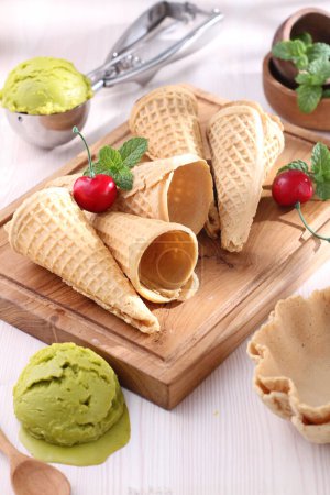 Téléchargez les photos : Gaufrettes savoureuses à la crème au chocolat sur table en bois - en image libre de droit