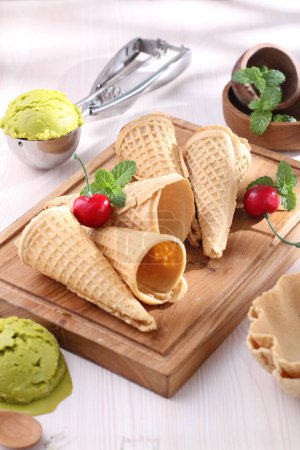 Foto de Delicioso helado con conos de gofre en la mesa - Imagen libre de derechos