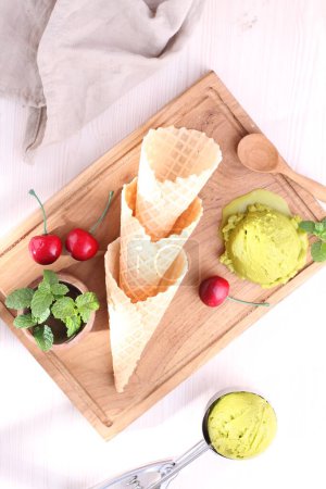 Téléchargez les photos : Cônes de gaufre et crème glacée - en image libre de droit