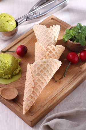 Téléchargez les photos : Planche avec délicieuse crème glacée - en image libre de droit