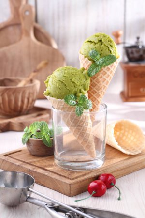 Téléchargez les photos : Délicieuse crème glacée dans un bol sur une table en bois - en image libre de droit