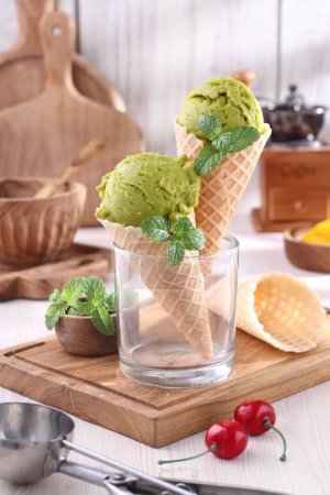 Téléchargez les photos : Délicieuse crème glacée gaufre à la menthe fraîche sur la table - en image libre de droit