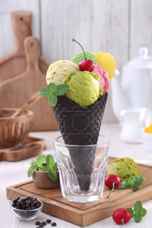 Foto de Delicioso helado con conos de gofre fresco y chips de chocolate - Imagen libre de derechos