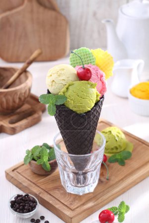 Téléchargez les photos : Crème glacée aux fruits et baies sur la table - en image libre de droit