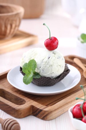 Foto de Sabroso pastel de chocolate con helado en la mesa - Imagen libre de derechos