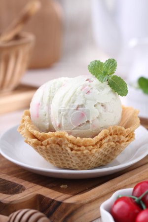 Téléchargez les photos : Crème glacée dans un bol - en image libre de droit
