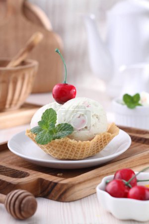Téléchargez les photos : Délicieuse crème glacée aux fraises fraîches sur table en bois - en image libre de droit