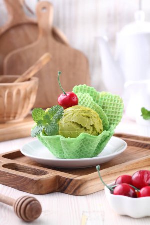 Téléchargez les photos : Crème glacée verte avec des feuilles de menthe fraîche sur l'assiette - en image libre de droit