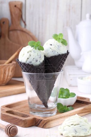 Téléchargez les photos : Savoureuse crème glacée au chocolat dans un bol - en image libre de droit