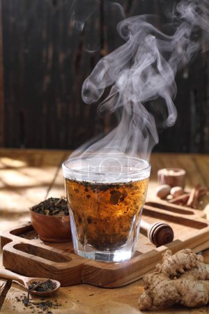 Foto de Taza de té y bebida caliente en la mesa de madera - Imagen libre de derechos