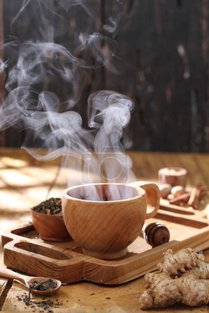 Téléchargez les photos : Tasse de thé au citron et cannelle sur table en bois - en image libre de droit