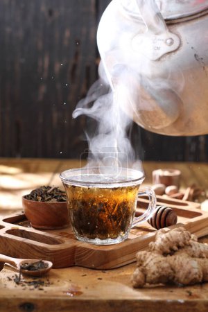 Foto de Taza de té con tetera y taza de bebida caliente - Imagen libre de derechos