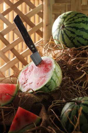 Téléchargez les photos : Pastèque fraîche dans le panier avec couteau - en image libre de droit