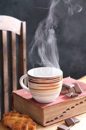 Téléchargez les photos : Chocolat chaud avec cannelle sur la table - en image libre de droit
