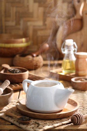 Téléchargez les photos : Tasse de café et thé sur la table - en image libre de droit