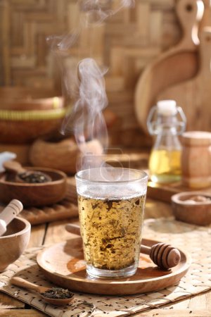 Téléchargez les photos : Ensemble de thé avec citron et menthe sur fond en bois - en image libre de droit