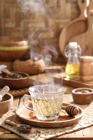 Téléchargez les photos : Tasse à thé et théière sur table en bois - en image libre de droit