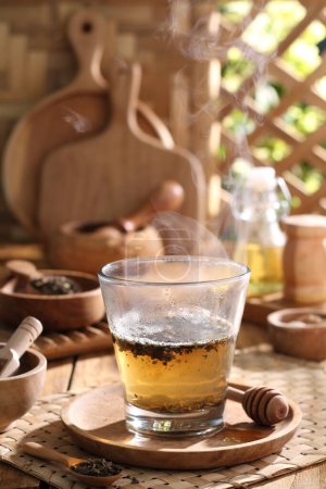 Foto de Taza de té caliente con tetera y limón - Imagen libre de derechos