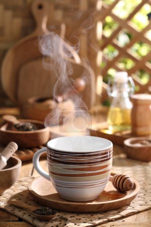 Téléchargez les photos : Tasse à café sur table en bois avec lumière du soleil du matin - en image libre de droit