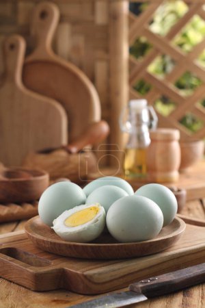 Foto de Huevos crudos sobre mesa de madera - Imagen libre de derechos