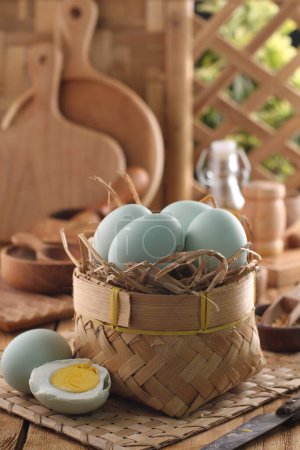 Foto de Huevos de pollo en una canasta sobre la mesa - Imagen libre de derechos