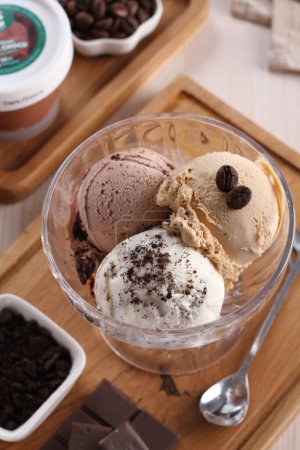 Téléchargez les photos : Crème glacée au chocolat et chocolat - en image libre de droit