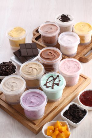 Foto de Diferentes tipos de crema y yogur sobre fondo de madera - Imagen libre de derechos