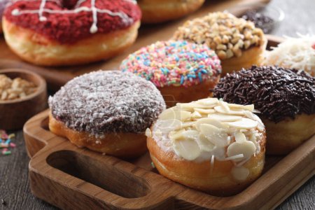 Téléchargez les photos : Donuts savoureux avec des aspersions - en image libre de droit