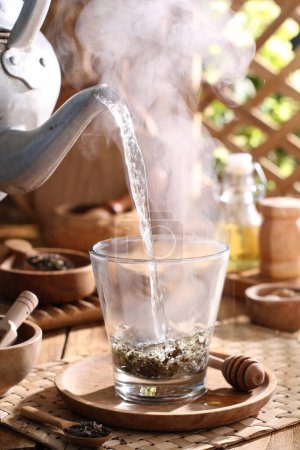 Téléchargez les photos : Cérémonie du thé dans le jardin - en image libre de droit