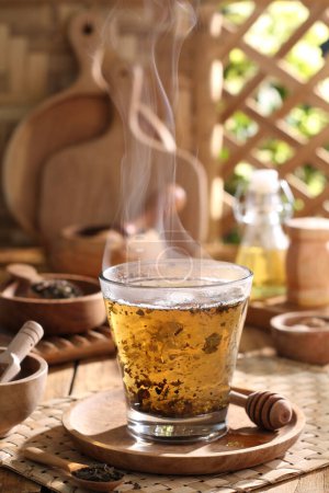 Téléchargez les photos : Tasse à thé avec citron et miel sur table en bois - en image libre de droit