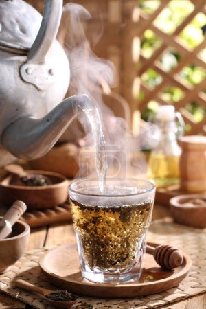 Téléchargez les photos : Tasse à thé et boisson chaude sur table en bois - en image libre de droit