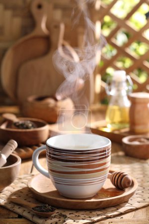 Téléchargez les photos : Tasse de café et thé sur table en bois - en image libre de droit