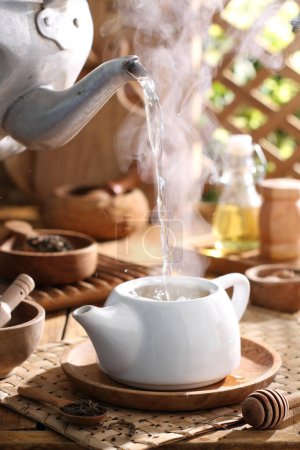 Téléchargez les photos : Tasse de thé chaud sur la table - en image libre de droit