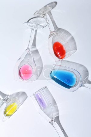 Foto de Artículos de vidrio de laboratorio con líquido colorido - Imagen libre de derechos