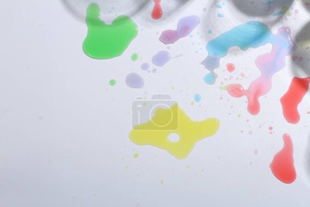 Foto de Gotas de aceite de colores sobre fondo de agua - Imagen libre de derechos