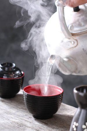 Téléchargez les photos : Café noir avec une tasse de thé sur un fond sombre - en image libre de droit