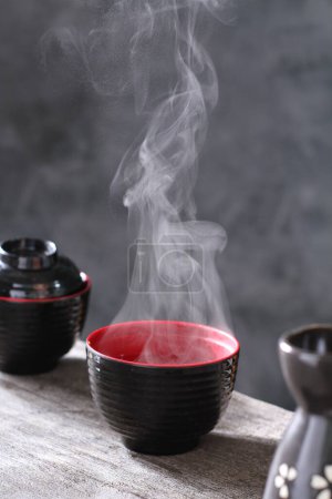 Téléchargez les photos : Photo noir et blanc d'un bol de thé avec une cuillère - en image libre de droit