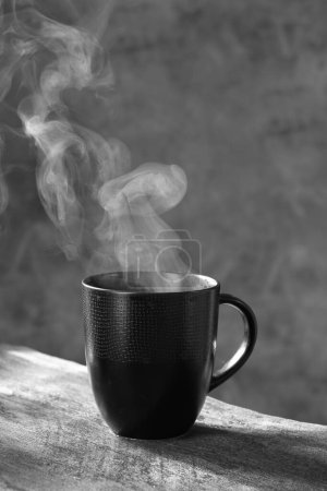 Téléchargez les photos : Tasse à café avec vapeur sur la table - en image libre de droit