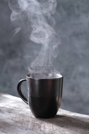 Téléchargez les photos : Tasse de café noir chaud sur un fond noir. photo de haute qualité - en image libre de droit