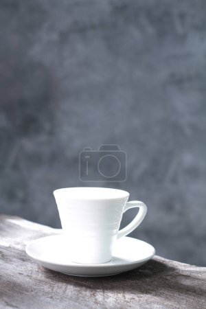 Foto de Taza blanca sobre un fondo negro, de cerca - arriba - Imagen libre de derechos