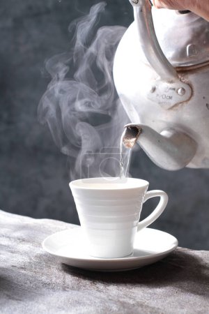 Téléchargez les photos : Tasse de thé noir - en image libre de droit