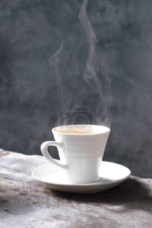 Foto de Café con leche caliente en taza blanca - Imagen libre de derechos
