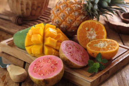 Téléchargez les photos : Fruits frais sur table en bois - en image libre de droit