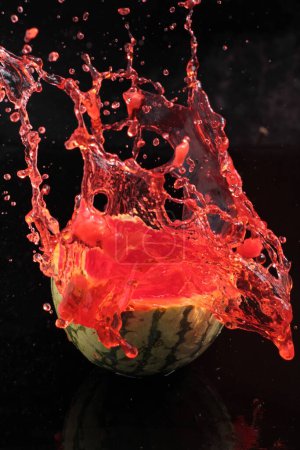 Foto de Manzana roja en agua con salpicadura sobre fondo negro - Imagen libre de derechos