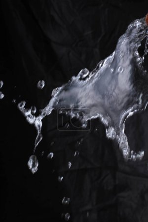 Téléchargez les photos : Éclaboussures d'eau sur fond noir - en image libre de droit